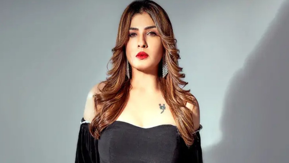 কুকুর পোশাক কামড়ে ধরলেও হাসিমুখে রাবিনা
