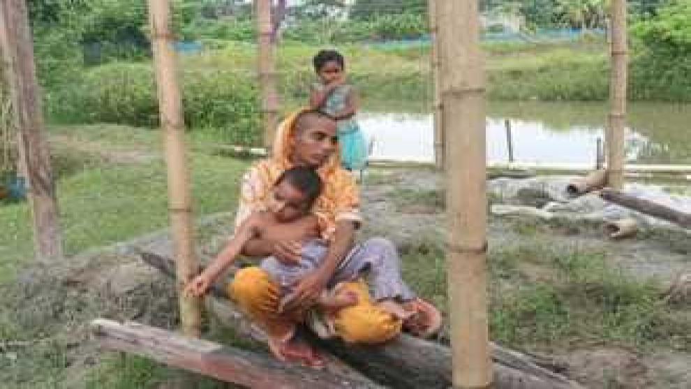 ৫০০ টাকা ভাড়ার জন্য চুল বিক্রি, রেললাইনের পাশে রেহানার সংসার