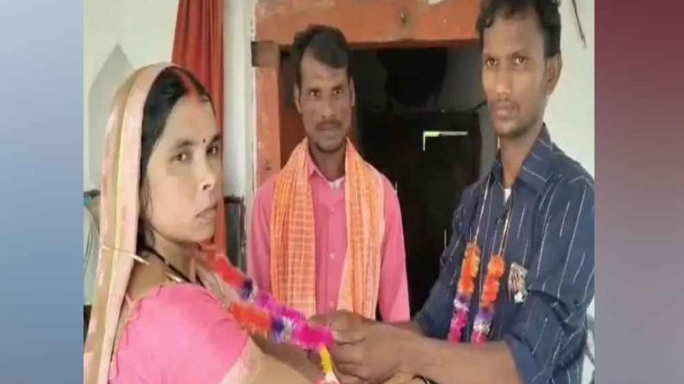 প্রেমিকের সঙ্গেই ৫ সন্তানের মায়ের বিয়ে দিলেন স্বামী