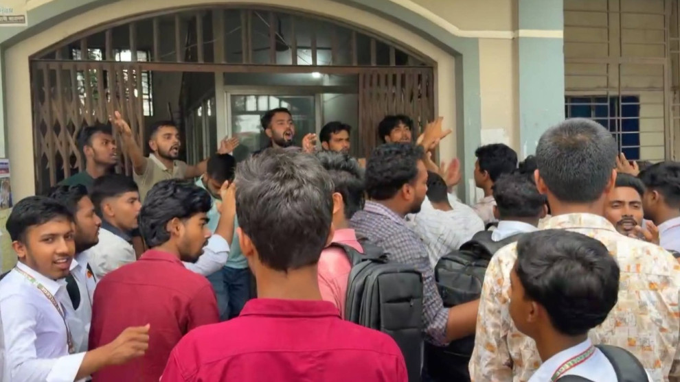 অধ্যক্ষ-উপাধ্যক্ষের অপসারণ দাবিতে কালিয়াকৈর সরকারি কলেজে বিক্ষোভ