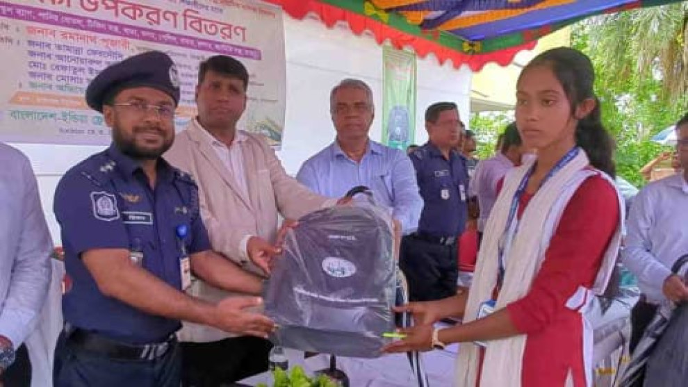 রামপালে ৩২১ শিক্ষার্থীর হাতে শিক্ষা উপকরণ