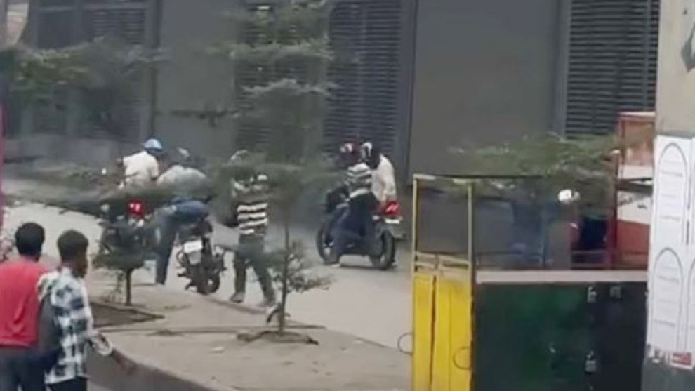রাজধানীতে কভার্ডভ্যান থামিয়ে ১ কোটি ২১ লাখ টাকা ছিনতাই