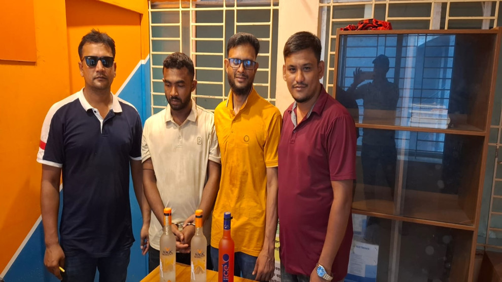 চিতলমারীতে তিন বোতল বিদেশি মদসহ যুবক গ্রেপ্তার