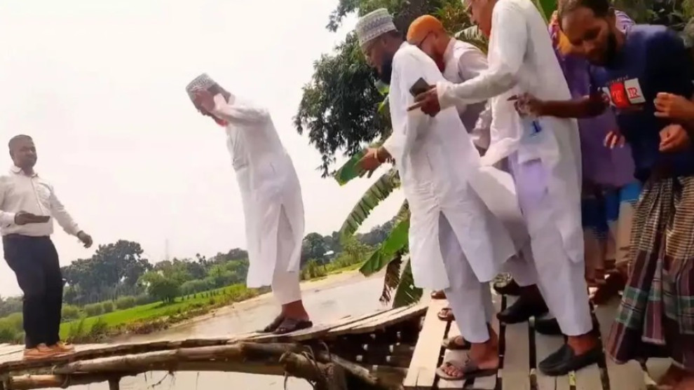 এমপির সামনে ভেঙে পড়ল কাঠের সাঁকো