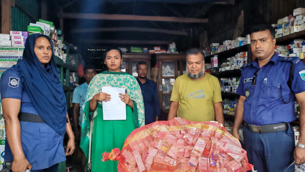 মেয়াদোত্তীর্ণ ওষুধ জব্দ, ফার্মেসিকে ২০ হাজার টাকা জরিমানা