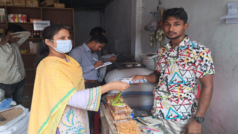 পাবনায় নিষিদ্ধ পলিথিনবিরোধী অভিযানে দুই দোকানিকে জরিমানা