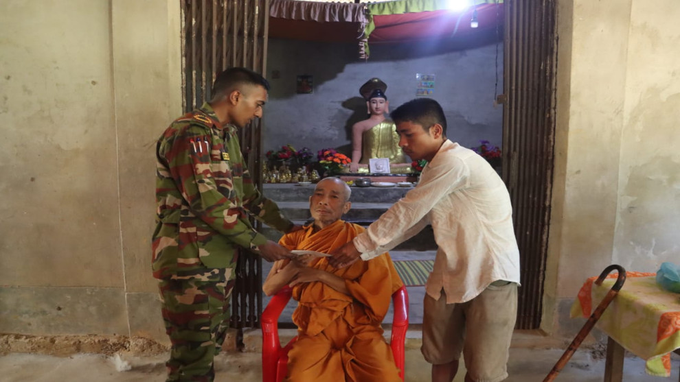 ক্যান্সার আক্রান্তের পরিবারকে সেনাবাহিনীর আর্থিক সহায়তা