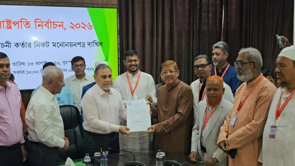 রাষ্ট্রপতি প্রার্থী অলি আহমদের মনোনয়নপত্র ইসিতে জমা