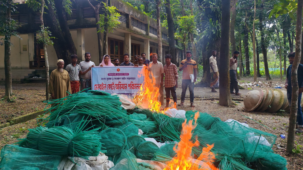 বেড়ায় চায়না দুয়ারি জালের কারখানায় অভিযান, জব্দ ১০ লাখ টাকার সরঞ্জাম