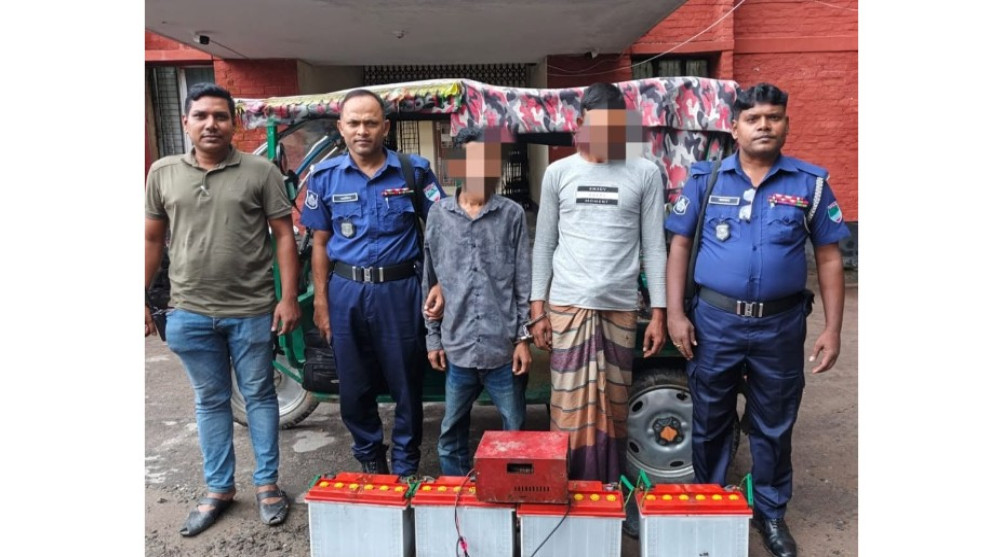 বাগেরহাটে চোরাই ইজিবাইক ও ব্যাটারিসহ গ্রেপ্তার ২
