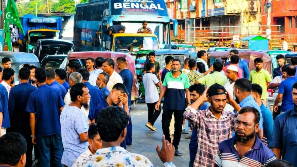 গ্যাস না পেয়ে চট্টগ্রামে সিএনজি চালকদের সড়ক অবরোধ