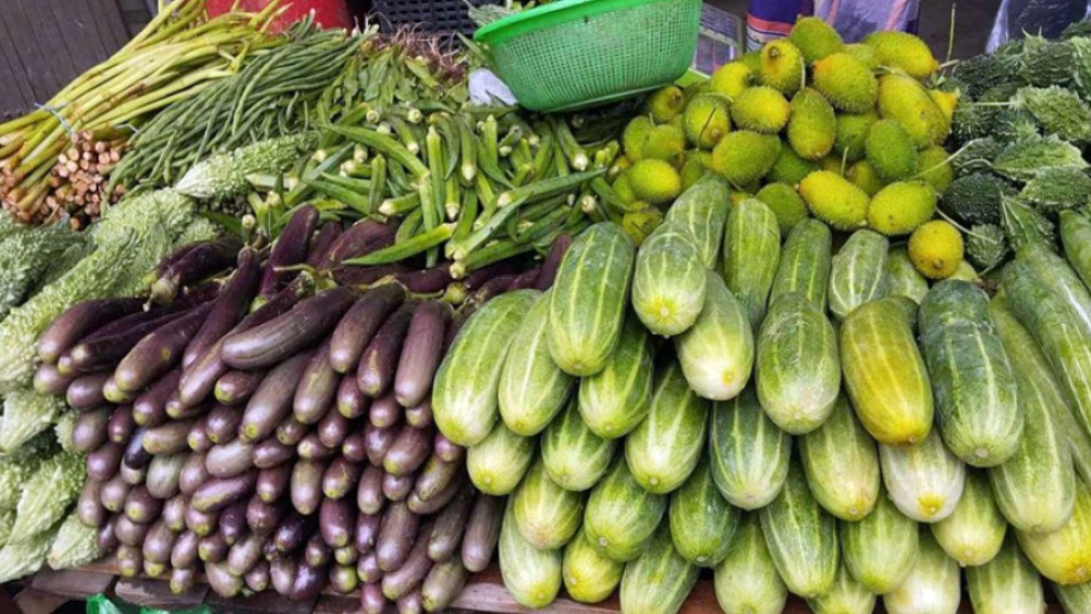 কাঁচামরিচে স্বস্তি, সবজির দামে আগুন