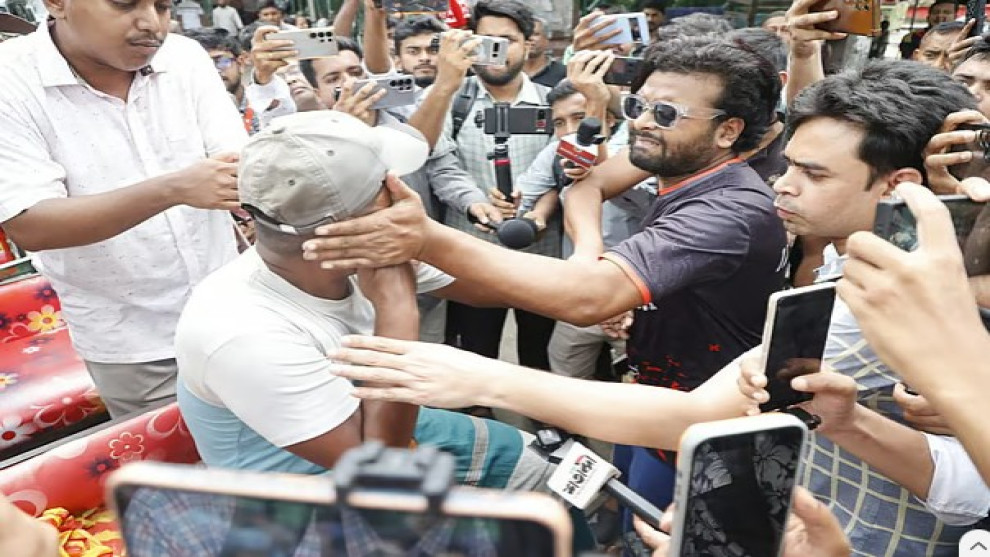 ধানমন্ডি ৩২-এ ‘জয় বাংলা’ স্লোগান, তিনজনকে মারধর; আটক ২