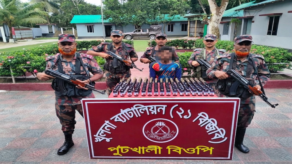 বেনাপোলে ১৯৯ বোতল ভারতীয় নেশাজাতীয় সিরাপসহ আটক ১
