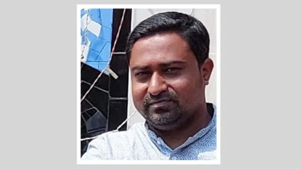 যুবলীগের মিছিল থেকে চবি কর্মকর্তা আটক