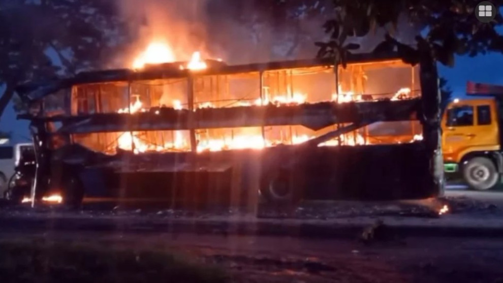 সামনে গাড়িতে ধাক্কা, আগুনে পুড়ে ছাই স্লিপার কোচ