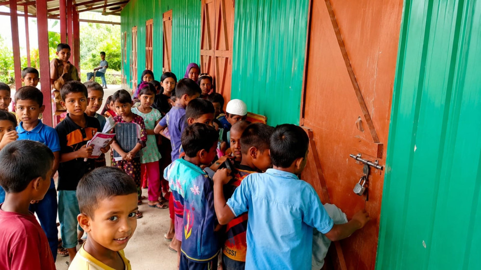 তালাবদ্ধ সরকারি স্কুল, ক্ষোভে তালা ভাঙার চেষ্টা শিশুদের