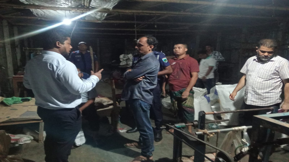 আফুরিয়ায় পলিথিন কারখানায় অভিযান, ৩৩৫ কেজি পলিথিন জব্দ