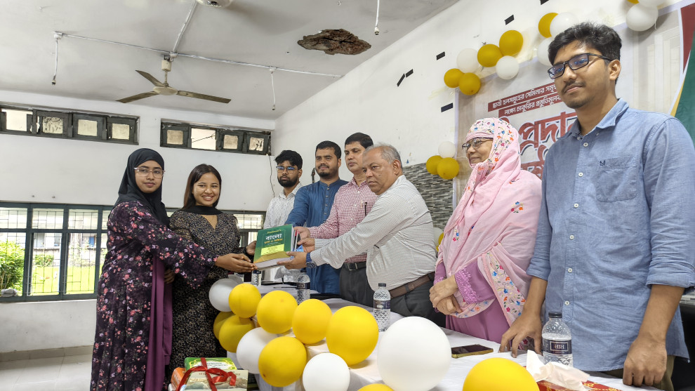 চবিতে ছাত্রী হলের সেমিনারে চাকরির প্রস্তুতির বই দিল চাকসু