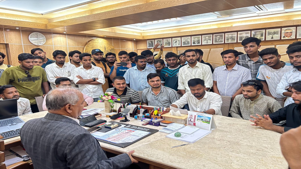 আহত রনির চিকিৎসায় পাশে ছাত্রদল নেতা হৃদয়, ব্যয়ভার বহনের আশ্বাস ভিসির