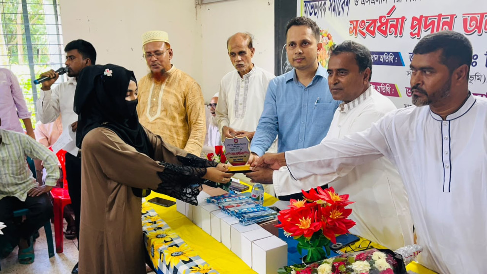 যশোরে গাতিপাড়া স্কুলে এসএসসি উত্তীর্ণ শিক্ষার্থীদের সংবর্ধনা