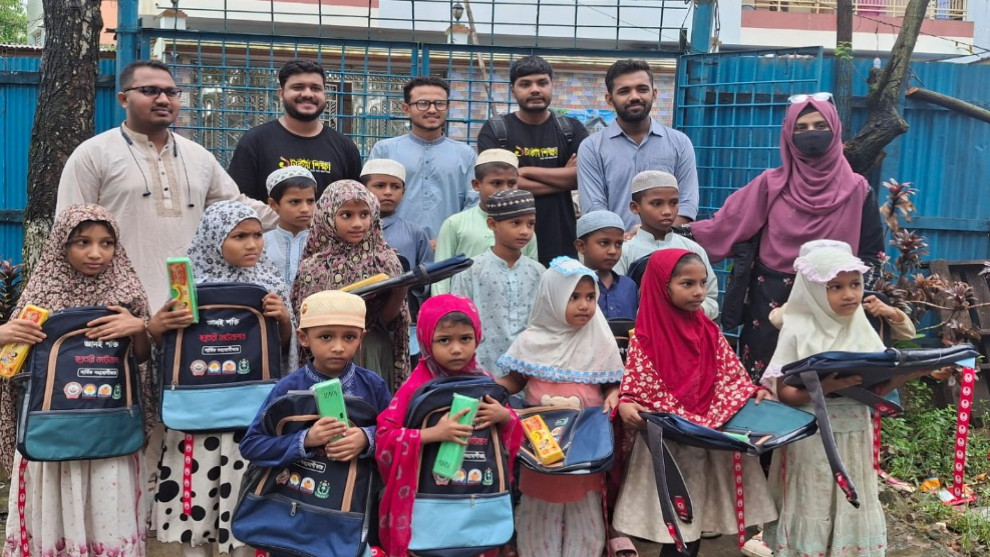চবিতে মেধাবী-অসহায় শিক্ষার্থীদের শিক্ষা উপকরণ বিতরণ