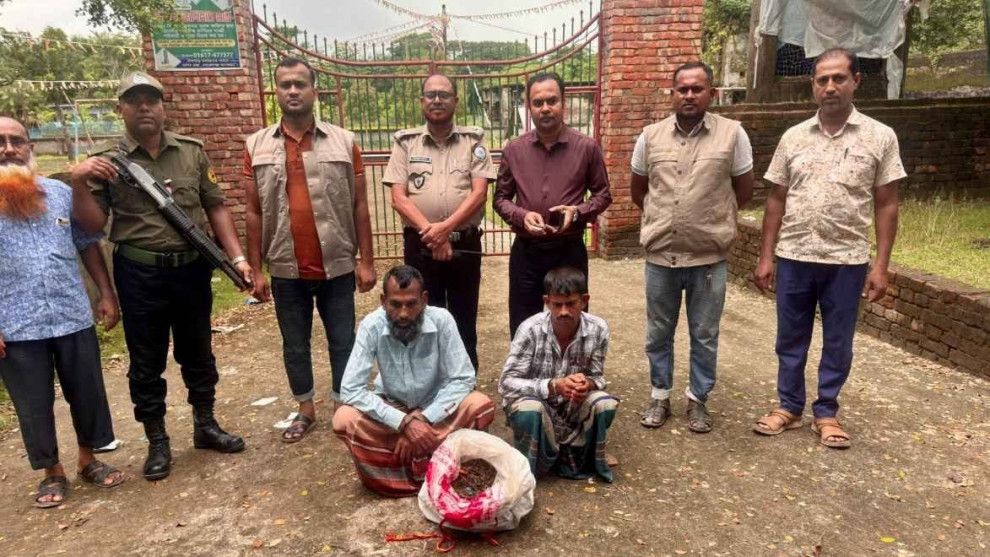মোরেলগঞ্জে ৪ কেজি গাঁজাসহ আটক দুই