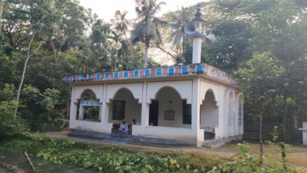 মসজিদের ইমাম-খাদেমের বদলে সম্মানীর তালিকায় জামায়াত নেতাদের নাম