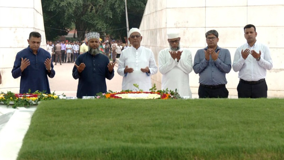 শপথের আগে জিয়াউর রহমান ও খালেদা জিয়ার কবরে মির্জা ফখরুলের শ্রদ্ধা