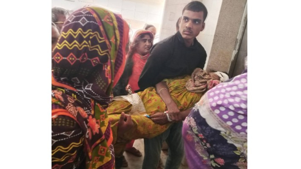 ট্রেসার না থাকায় ছয়তলা থেকে মাকে কোলে করে নামালেন দুই সন্তান