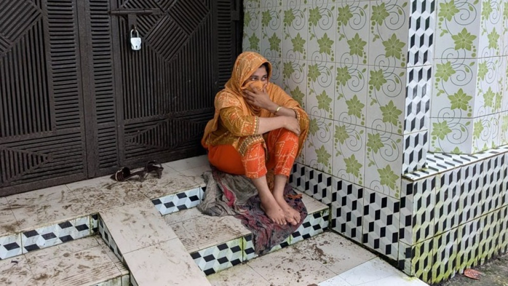 ‘বিয়ে না করে যাব না’—প্রেমিকের বাড়ির সামনে দুই দিন ধরে তরুণীর অনশন