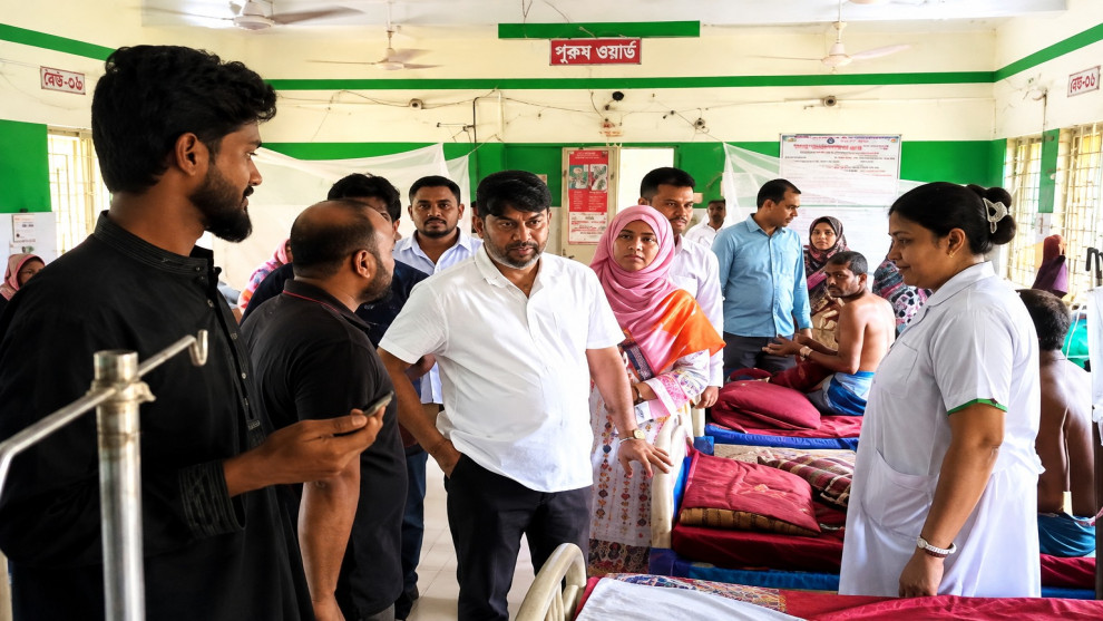 মোংলা উপজেলা স্বাস্থ্য কমপ্লেক্সে হঠাৎ পরিদর্শনে পরিবেশ প্রতিমন্ত্রী