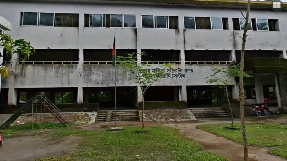 দেড় বছর স্কুলে অনুপস্থিত, হাজিরায় নিয়মিত শিক্ষক