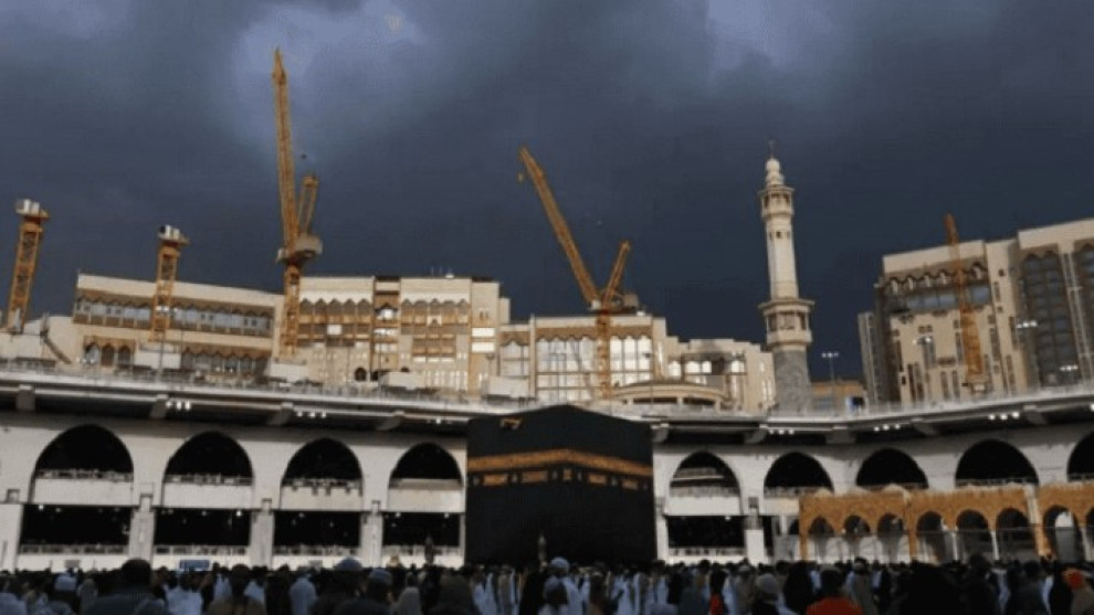ভারী বৃষ্টির আশঙ্কায় মক্কায় ‘রেড অ্যালার্ট’ জারি