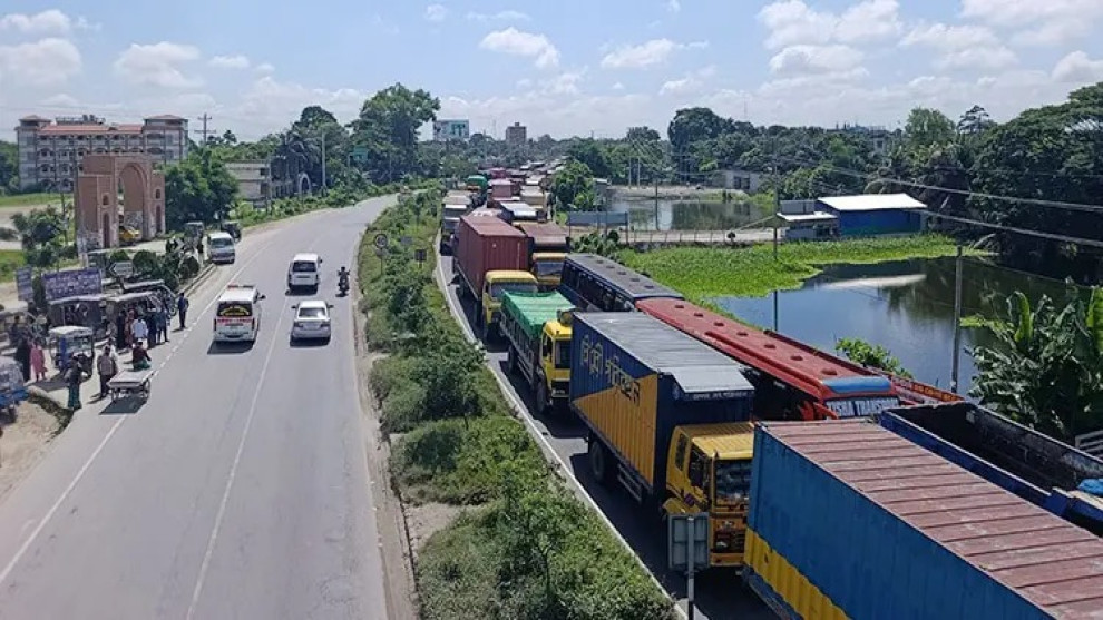 ঢাকা-চট্টগ্রাম মহাসড়কে ২৬ ঘণ্টা ধরে ৫০ কিলোমিটার যানজট