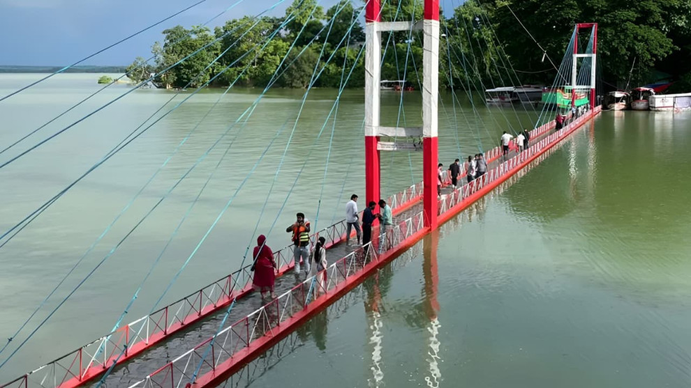 কাপ্তাই হ্রদের পানিতে তলিয়ে যাচ্ছে ঝুলন্ত সেতু, পর্যটক চলাচল বন্ধ