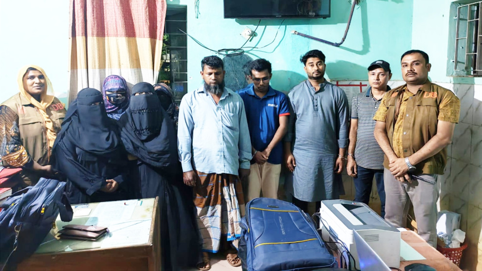 চৌমুহনীতে দুই আবাসিক হোটেলে ডিবির অভিযান, নারীসহ গ্রেপ্তার ৮