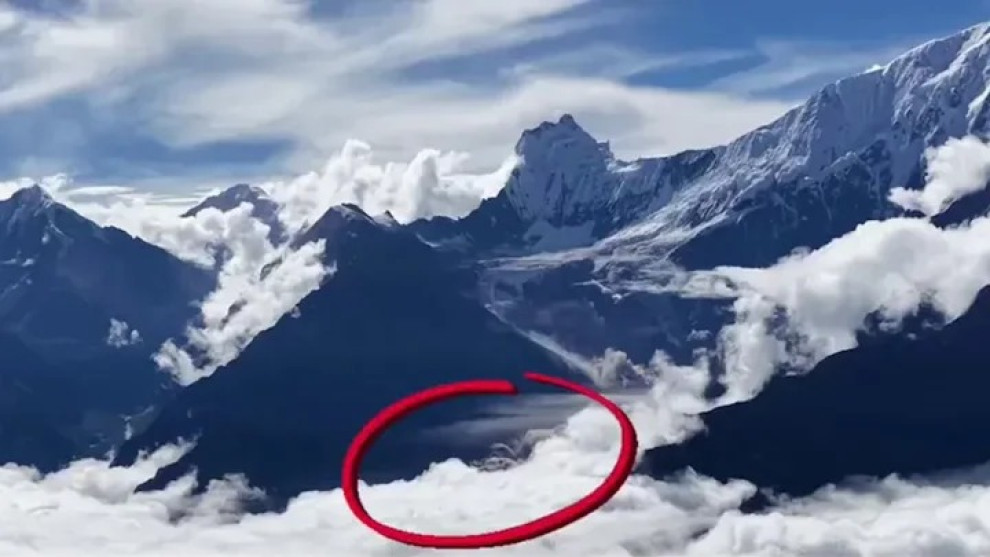 নেপালে ভয়াবহ বন্যার আগে হিমবাহ-পাহাড় ধসের দৃশ্য ধরা পড়ল ড্রোনে