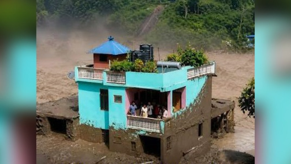 চারপাশ ধ্বংস, তবু অটুট এক বাড়ি—নেপালের বন্যায় ‘অলৌকিক’ দৃশ্য