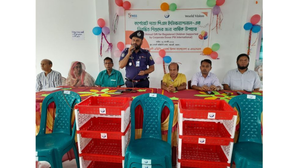 পিএম ইন্টারন্যাশনালের নিবন্ধিত ৭৪১ শিশুকে বই-খাতা রাখার র‌্যাক ও চেয়ার উপহার