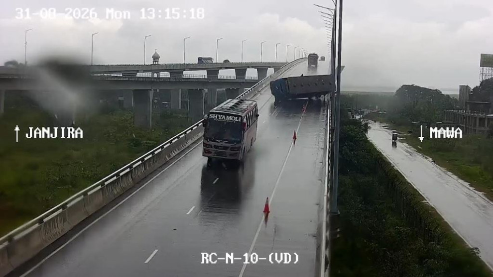 নিয়ন্ত্রণ হারিয়ে পদ্মা সেতুর ঢালে উল্টে গেল বাস