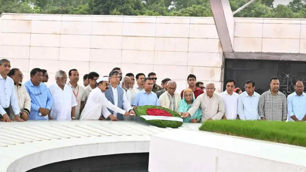 জিয়াউর রহমান ও খালেদা জিয়ার সমাধিতে প্রধানমন্ত্রীর শ্রদ্ধা