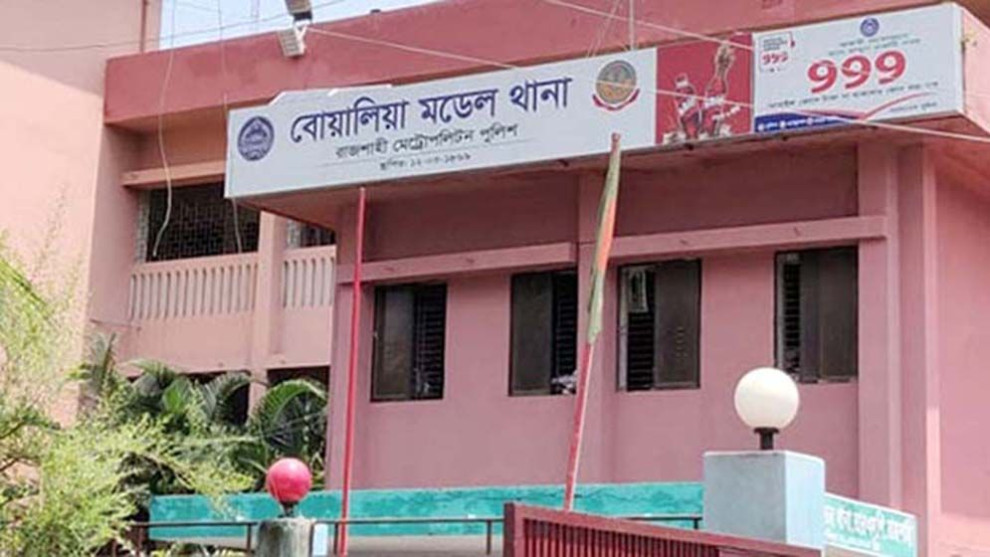 রাজশাহীতে জুয়া খেলার সময় পুলিশ সদস্যসহ ১২ জন আটক, ২ লাখ ২১ হাজার টাকা জব্দ