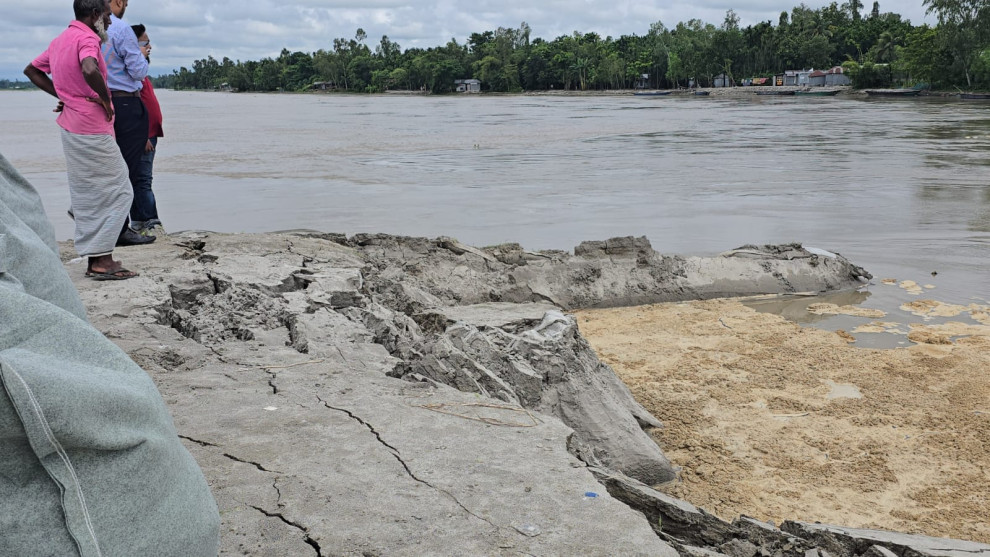 কুড়িগ্রামে অসময়ে তিস্তার ভাঙন: শঙ্কায় ২০ হাজার মানুষ : নদীগর্ভে বিলীন বাঁধের ৪০ মিটার