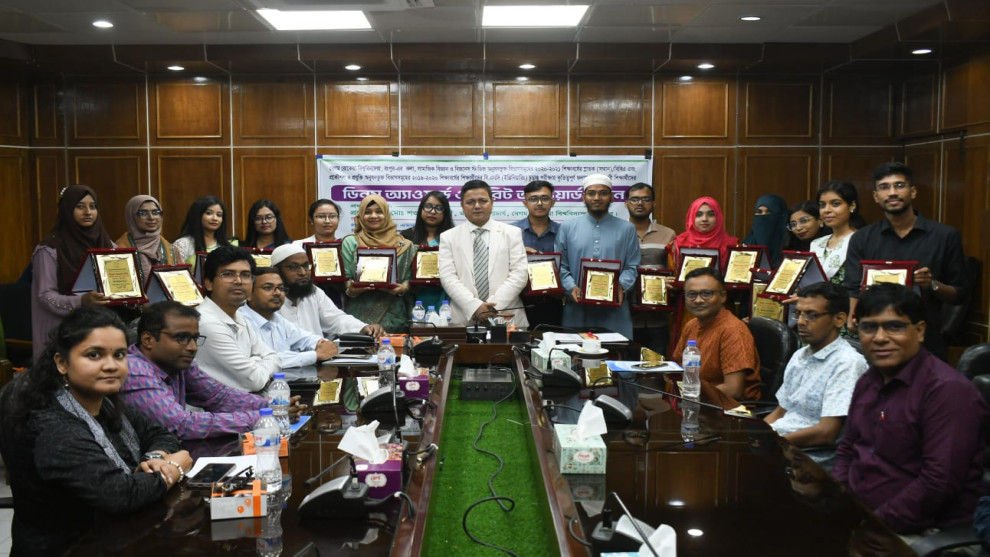 বেরোবিতে ডিনস ও মেরিট অ্যাওয়ার্ড পেলেন ১৮ শিক্ষার্থী