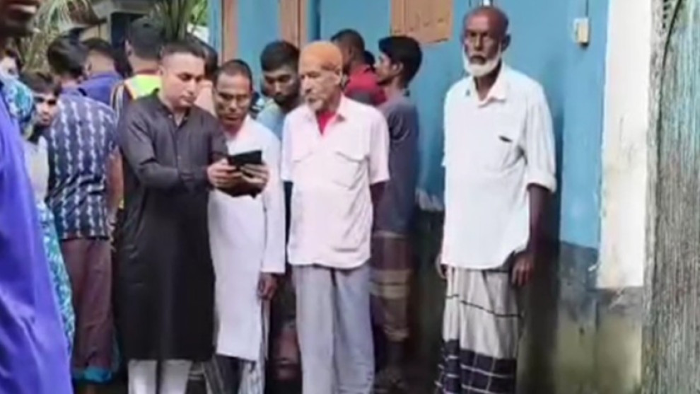 বসতঘরে পড়েছিল ২ সন্তানের নিথর দেহ, উঠানে পড়েছিলেন বাবা