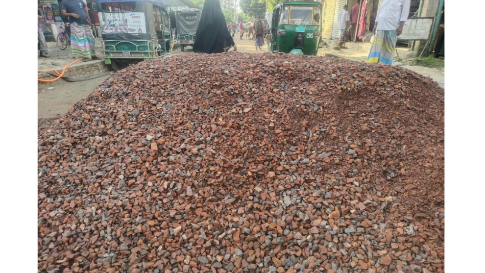 সিংগাইরে নিম্নমানের নির্মাণসামগ্রী নিয়ে প্রকৌশলী-ঠিকাদার দ্বন্দ্ব, থানায় জিডি