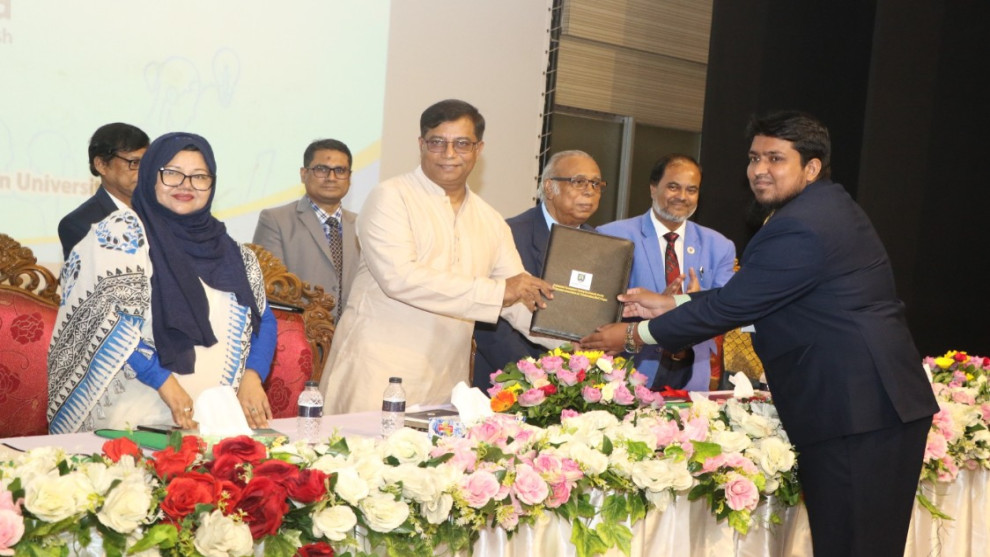 ইউজিসি চেয়ারম্যান অ্যাওয়ার্ড পেলেন পবিপ্রবির শিক্ষক ডা. আমির হামযা মাসুম