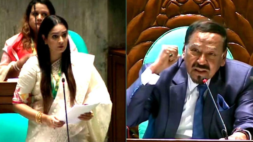 ফোনে ব্যস্ত নিপুণ রায়কে স্পিকারের পরামর্শ—‘কাছেই লবি আছে, শেষ করে আসুন’