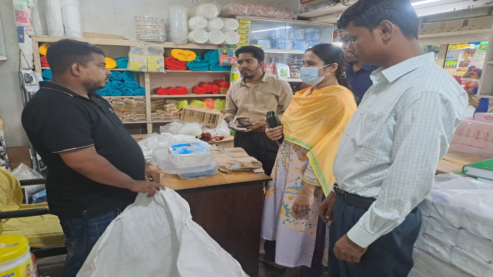 পাবনায় নিষিদ্ধ পলিথিন বিক্রির দায়ে দুই প্রতিষ্ঠানকে জরিমানা জব্দ ৯৮ কেজি পলিথিন